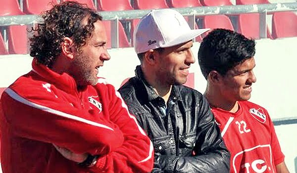 El Kun Agüero con Gaby Milito entrenador del selectivo de inferiores de Independiente.