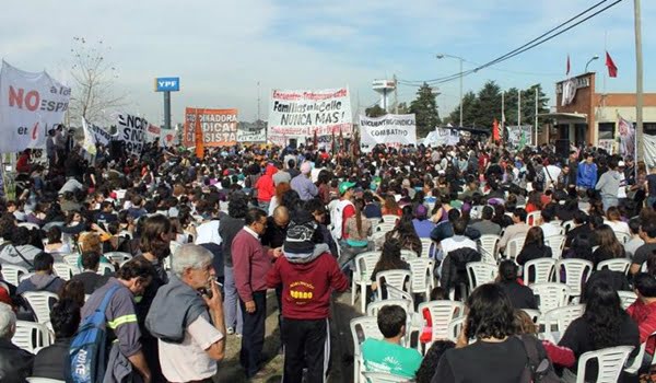 Frente a Donnelley se concentraron los trabajadores despedidos, este sábado. Foto: Prensa PTS