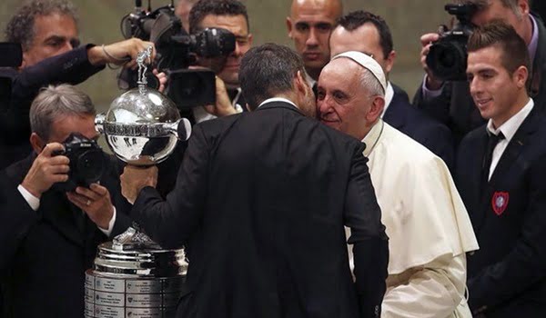 Una delegación de San Lorenzo visitó al papa en El Vaticano. 