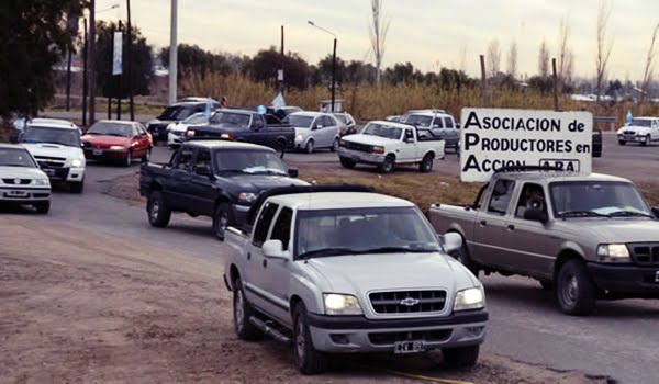 En Acceso Este y Costa Canal Montecaseros, de San Martín se inició el camionetazo de productores. Foto: Este Online