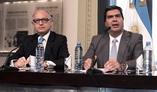 Héctor Timerman y Jorge Capitanich explicaron la demanda argentina contra Estados Unidos en La Haya. Foto: Télam