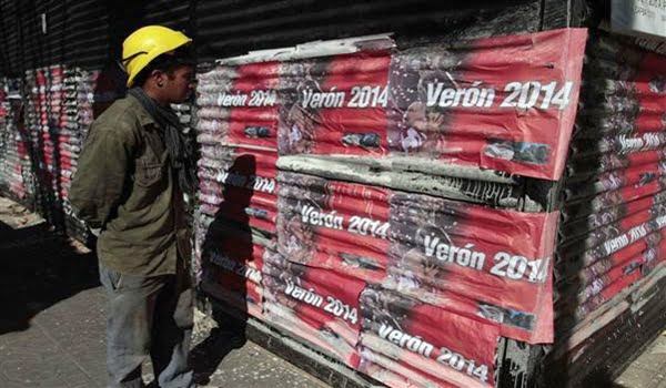 El lunes empapelaron La Plata con la campaña de Verón para la presidencia de Estudiantes. 