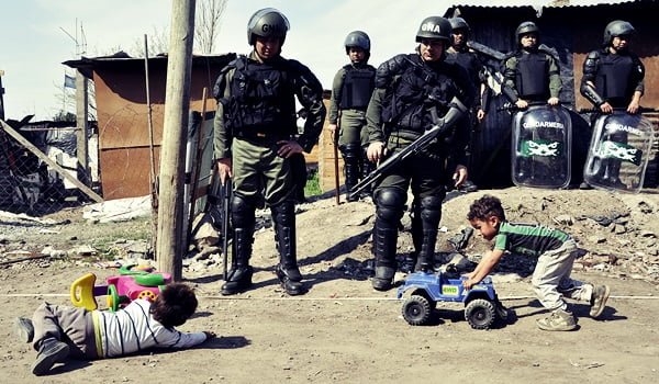 La Gendarmería, del K Sergio Berni, y la Metropolitana, del macrista Guillermo Montenegro, compartieron la represión de las familias del asentamiento Papa Francisco, en Lugano. 