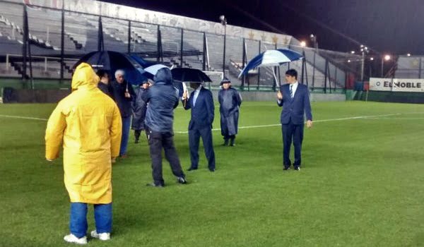 En la cancha de Arsenal hubo idas y vueltas hasta que se suspendió el partido.