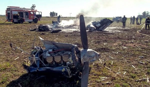 Los restos de la avioneta caída en General Villegas. 