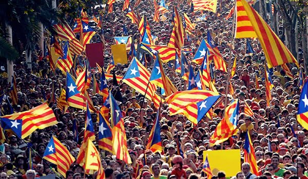 Decenas de miles de personas se manifestaron en Barcelona por la independencia de Cataluña. 