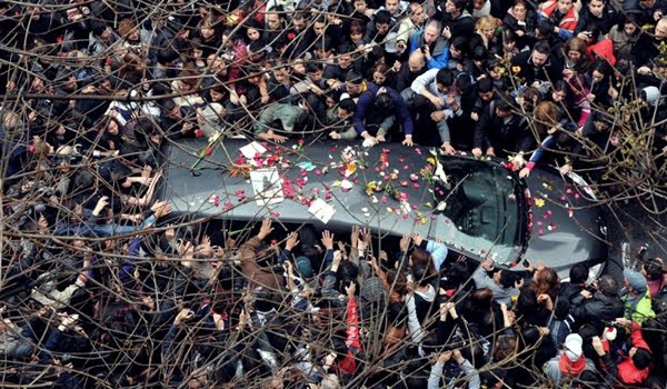 El cortejo de Cerati avanzó entre una multitud desde la Legislatura porteña hasta el cementerio de Chacarita. 