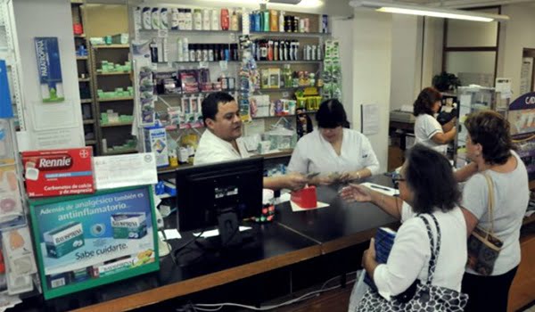 Las farmacias porteñas y bonaerenses cortaron este viernes la atención a los afiliados de PAMI por un conflicto entre la industria y los comercios. 