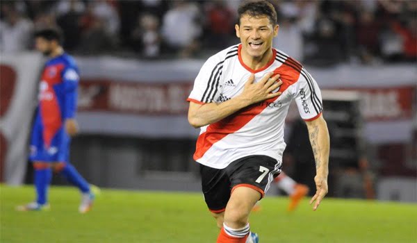 Mora marcó por dos en la victoria de River sobre Tigre.