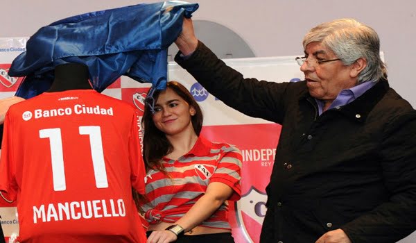 El presidente de Independiente, Hugo Moyano, en  la presentación del Banco Ciudad como sponsor del club. 