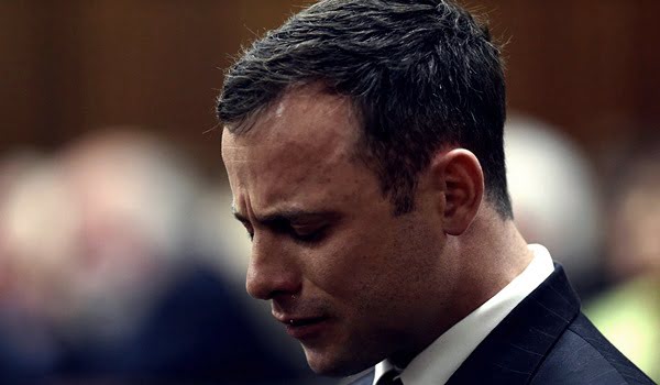 Pistorius lloró al escuchar la lectura de la jueza del juicio por la muerte de su novia. 