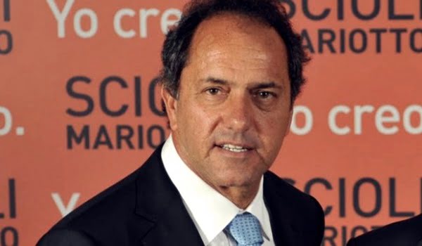 Scioli consideró que tergiversaron a Máximo para leer un pedido de reelección en su discurso. 