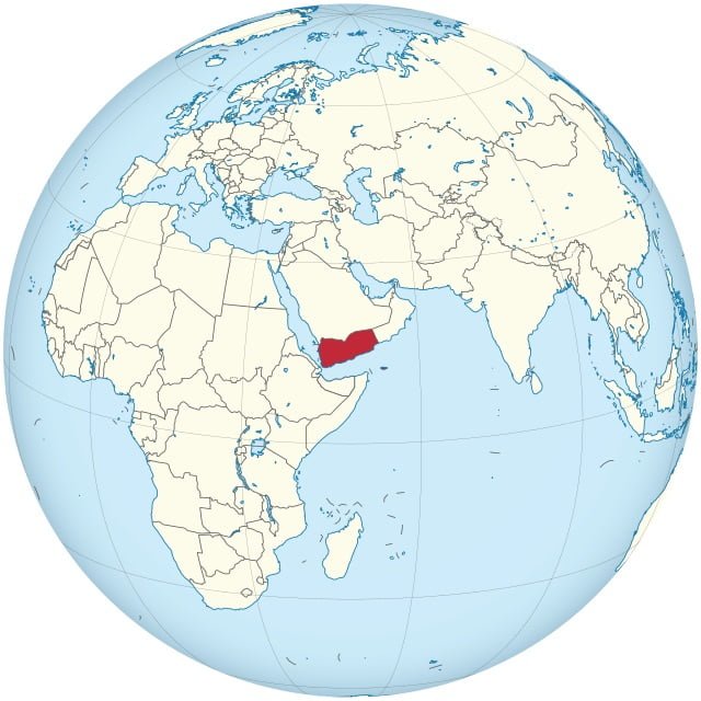  la República de Yemen es un país bicontinental situado en Oriente Próximo y África. Su parte asiática está situada en el Mashreq, al sur de la península de Arabia, rodeado por el mar Arábigo, el golfo de Adén y el mar Rojo, en Asia. La isla de Socotra está en África. Comparte fronteras con Omán y Arabia Saudita. Su capital y ciudad más poblada es Saná.