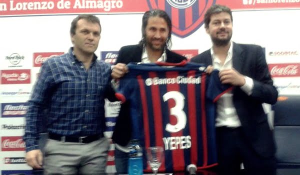 Mario Yepes en la presentación en San Lorenzo con el manager Berni Romeo y el presidente Lamens.