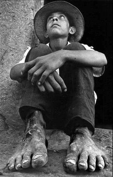 “Pies de barro”. La imagen tomada por Carlos Bosch en Santiago del Estero, en 1970. Por esta foto lo echaron de Semana Gráfica y lo tomaron en Panorama.