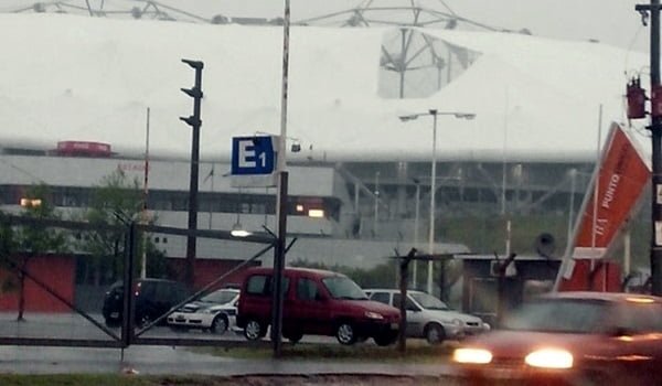 Un temporal voló un trozo del techo del estadio Único. Foto: Twitter @LeoSpirito