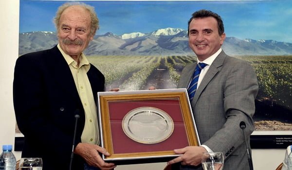 El Flaco Suárez recibió una plaqueta del gobernador al ser nombrado embajador de la cultura de Mendoza. Foto: Prensa Gobierno de Mendoza
