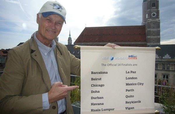 Bernard Weber, fundador-presidente de New7Wonders, revelando las ciudades 14 de calificación en Munich.  Foto: http://world.new7wonders.com/
