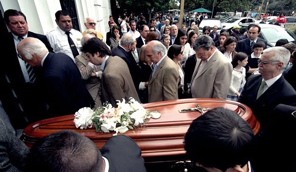 Junto a las condolencias a la familia y los lamentos por la muerte de Petracchi el velatorio condensó las especulaciones de la corporación judicial respecto al futuro de la Corte, que enfrenta al Gobierno y la oposición. 