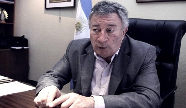 Luis Segura seguirá en la AFA hasta fines de 2015, con aval del antigrondonismo mediático. 