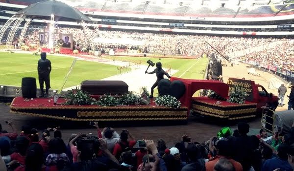 El estadio Azteca fue el escenario de la despedida popular al ídolo Roberto Gómez Bolaños. 