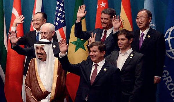 En la foto de Familia del G20, con Obama y Dilma, entre otros mandatarios en la pose, el ministro de Economía Axel Kicillof saludó con dos dedos en V, símbolo de la victoria en todo el mundo y del peronismo en Argentina.