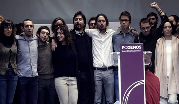 El líder de Podemos, Pablo Iglesias (con camisa blanca), junto a los miembros de su equipo. 
