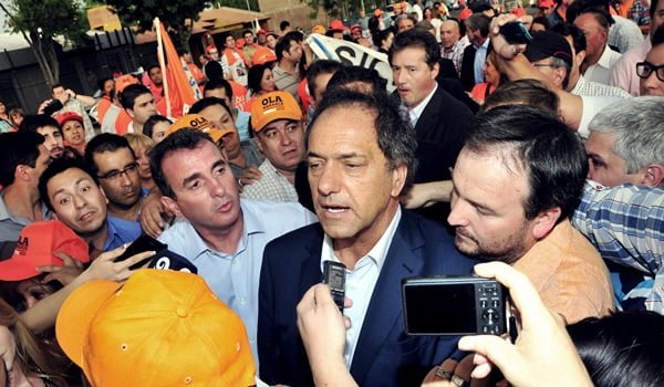 Paco Pérez, Daniel Scioli y el presidente del Concejo de San Martín, Bartolomé Robles, en el polideportivo Torito Rodríguez. 