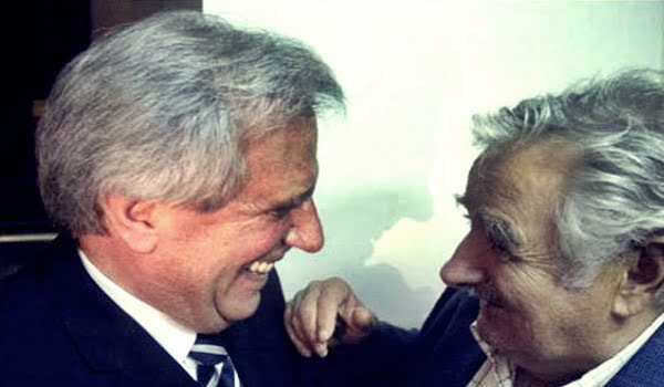 Tabaré Vázquez se saluda con Pepe Mujica. Foto: Frente Amplio