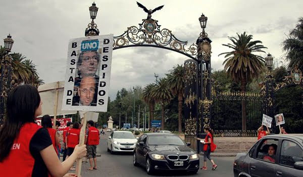 El domingo, los trabajadores del diario Uno con el Sindicato de Prensa se manifestaron en Los Portones del Parque San Martín. 