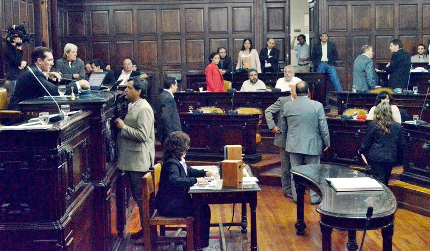 El jefe de los diputados radicales, Néstor Parés, cambia posturas con el presidente de la Cámara Baja, Jorge Tanús. Foto: Prensa Cámara de Diputados