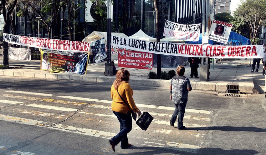 Protesta frente a la Procuración General de la República. Foto: Benjamin Flores / Proceso.mx