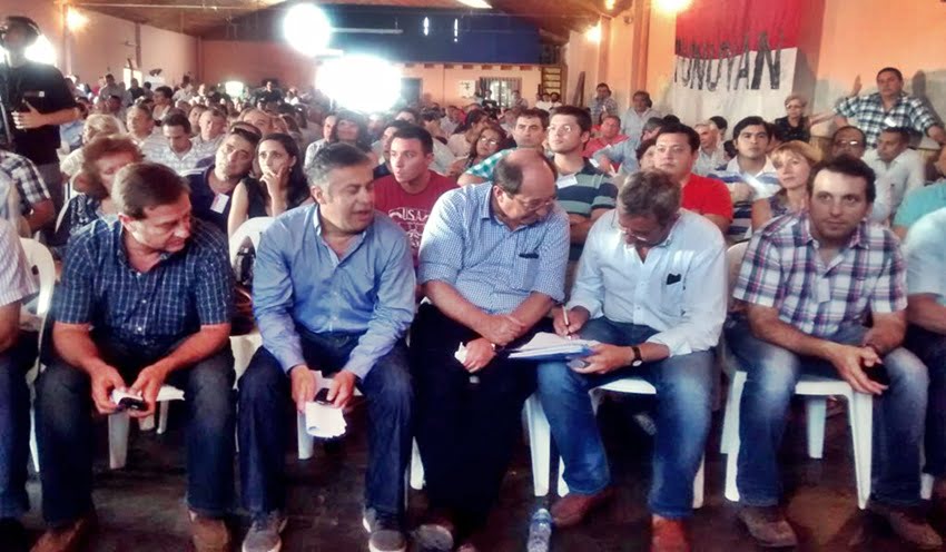 El intendente de Capital, Rodolfo Suárez, el de Godoy Cruz, Alfredo Cornejo, el senador nacional y presidente del Comité Nacional, Ernesto Sanz, el diputado nacional Julio Cobos, y el diputado provincial Tadeo García Zalazar, en la primera fila del congreso extraordinario del radicalismo de Mendoza, en Tunuyán.