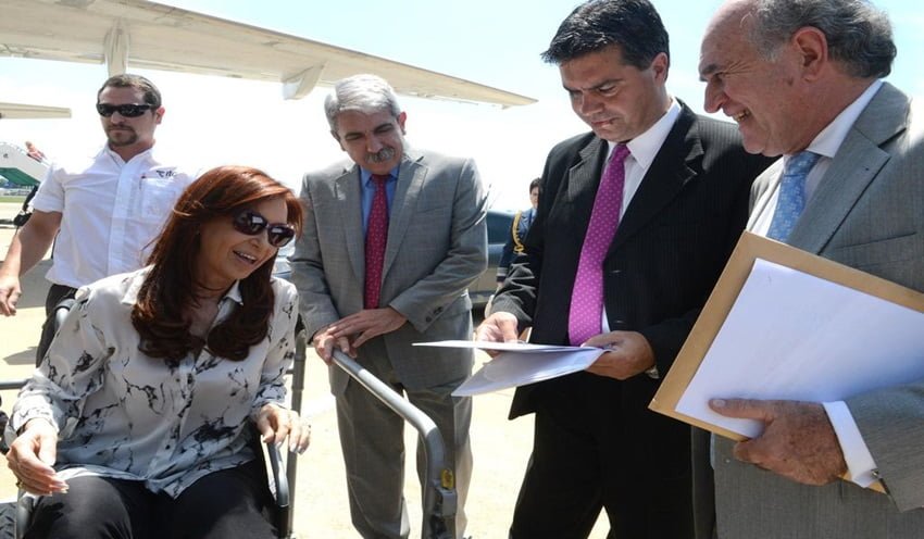 La Presidenta con Aníbal Fernández, Jorge Capitanich y Oscar Parrilli en Aeroparque antes de partir con rumbo a Santa Cruz.