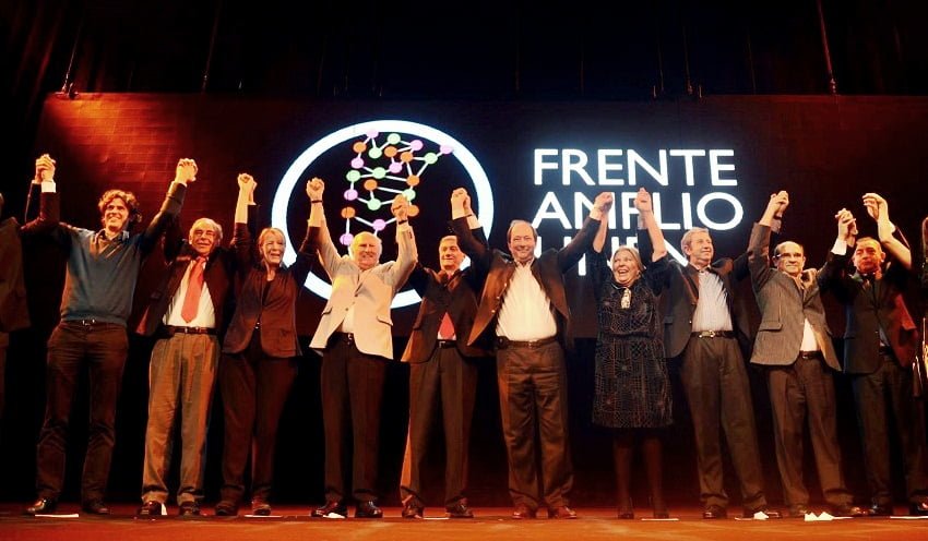 En la foto del lanzamiento del Frente Amplio Unen, en abril de 2014 en el teatro Broadway porteño, Carrió y Cobos aparecieron tomados de las manos. 