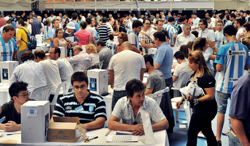 Los socios de Racing reeligieron a Víctor Blanco como presidente. Foto: Télam