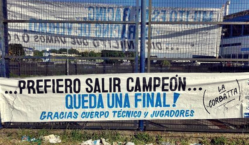 Los hinchas de Racing colgaron esta, entre otras, banderas de aliento al entrenador y los jugadores que están por salir campeón. Tres meses antes, los trapos eran agraviantes para los mismos destinatarios.