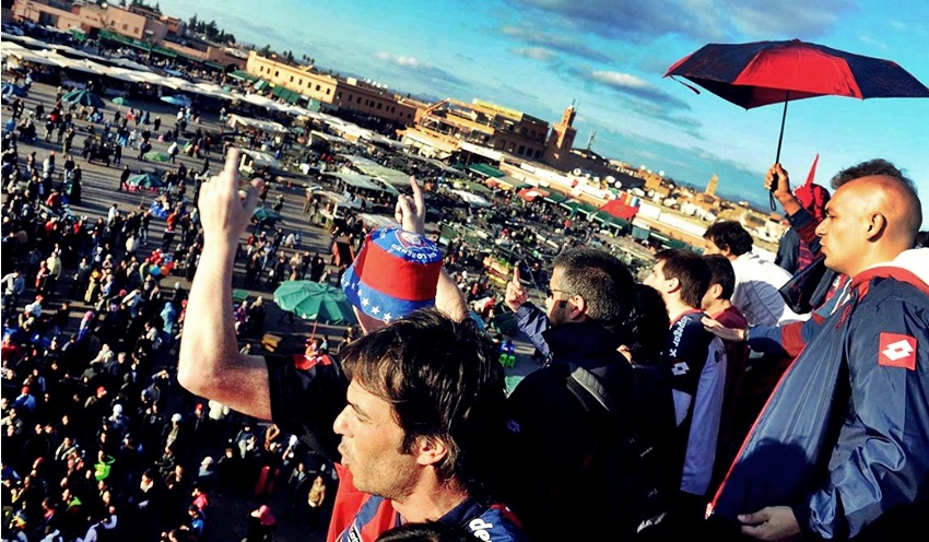 Los hinchas del Ciclón hicieron un banderazo en Marruecos. 