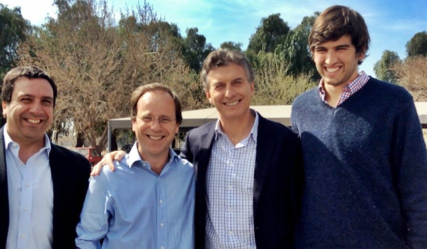 Gustavo Cairo, presidente del Pro de Mendoza, con Carlos Aguinaga, recientemente mudado al macrismo desde el PD, Mauricio Macri, y el concejal Gustavo Senetiner.