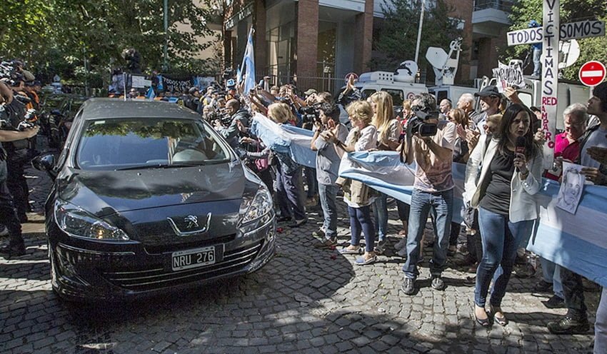 Después de las 9 de este jueves se inició el cortejo fúnebre desde Núñez hasta La Tablada. 