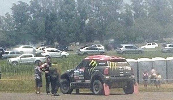 El auto del campeón del Dakar 2014, Nani Roma, se paró en la primera etapa.