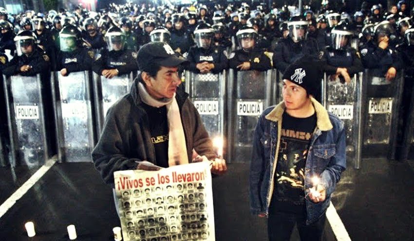 El presidente Peña Nieto mandó 3.000 policías a custodiar a 500 manifestantes por los estudiantes desaparecidos en inmediaciones de la residencia presidencial, en el DF de México. Foto: Enrique Pfaab