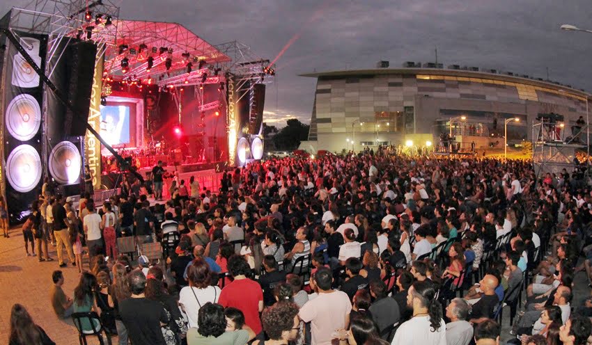 Unas 15 mil personas le dieron marco al tributo a Cerati en el Le Parc. Foto: Prensa Gobierno de Mendoza