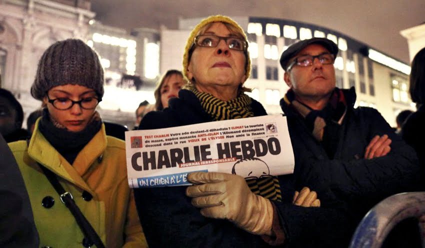 Mientras miles de franceses repudiaban el atentado en las calles de París, la policía informó que identificó a los atacantes. 