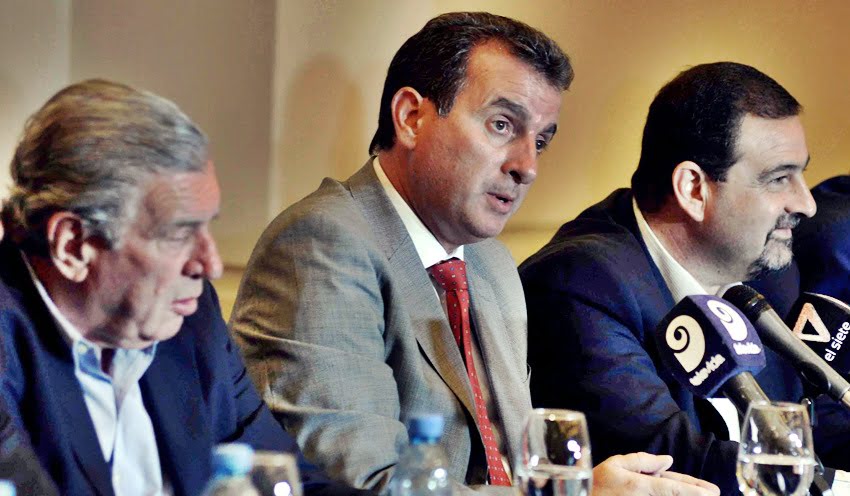 Juan Carlos Mazzón y Carlos Ciurca flanquearon al gobernador Francisco Pérez durante el anuncio de adelantamiento electoral en Mendoza. Foto: Prensa Gobierno de Mendoza