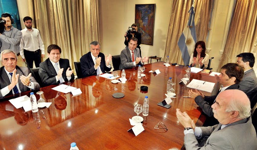 Cristina Fernández, junto a parte de su Gabinete, recibió este miércoles en Olivos a los gobernadores Francisco Pérez y José Luis Gioja, funcionarios provinciales  empresarios vitivinícolas. Foto: Presidencia