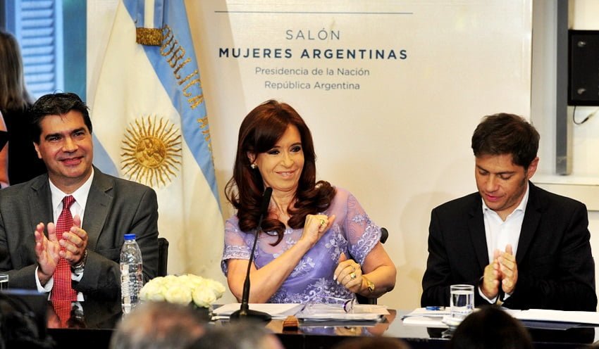 Cristina Fernández flanqueada por el jefe de Gabinete, Jorge Capitanich, y el ministro de Economía, Axel Kicillof, durante un acto en la Casa Rosada, este viernes. Foto: Télam