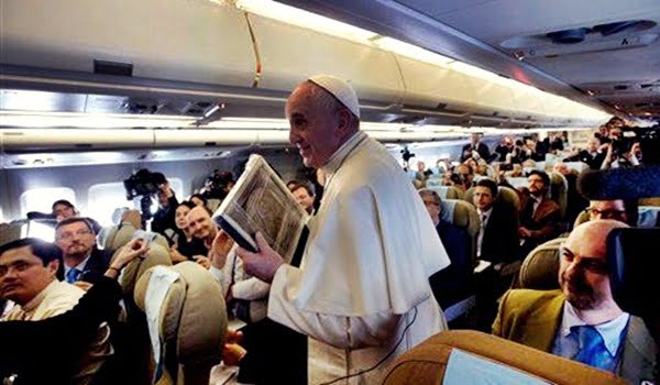 El Papa se refirió al atentado contra Charlie Hebdo en un vuelo entre Sri Lanka y Filipinas.