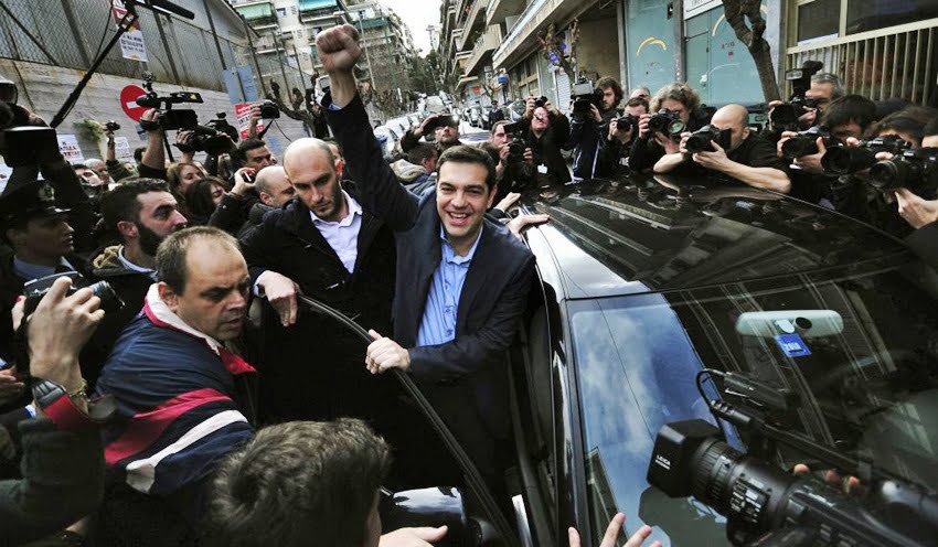 Alexis Tsipras, líder de la coalición de izquierda Syriza, encarna las esperanzas de los griegos que fueron arruinados por los gobiernos de derecha manejados a control remoto por Alemania, el Banco de Europa y el Fondo Monetario. 