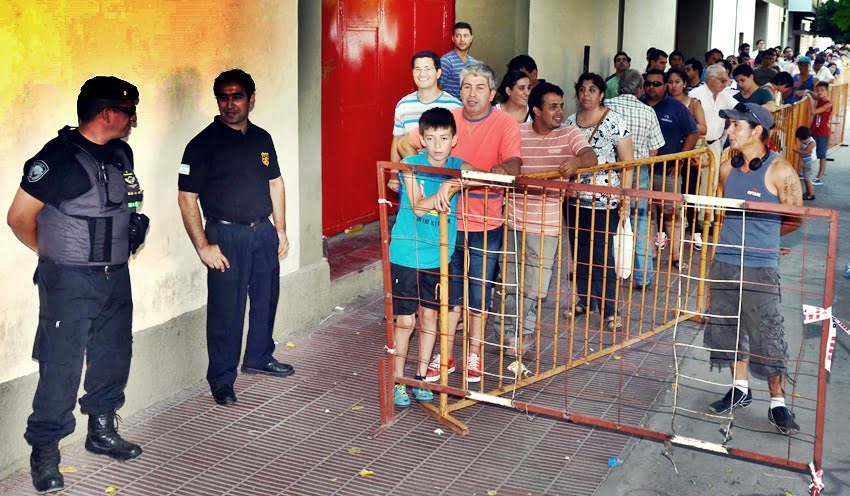 Los hinchas agotan las entradas de los superclásicos del verano días antes de cada juego.